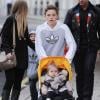 Les enfants Beckham, Brooklyn, Romeo et Cruz prennent soin de leur soeur Harper dans les rues de Londres le 23 novembre au matin lors d'une balade en famille. Photo exclusive