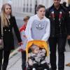 Les enfants Beckham, Brooklyn, Romeo et Cruz prennent soin de leur soeur Harper dans les rues de Londres le 23 novembre au matin. Photo exclusive