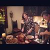 Milla Jovovich coupe la dinde pour Thanksgiving 2012.