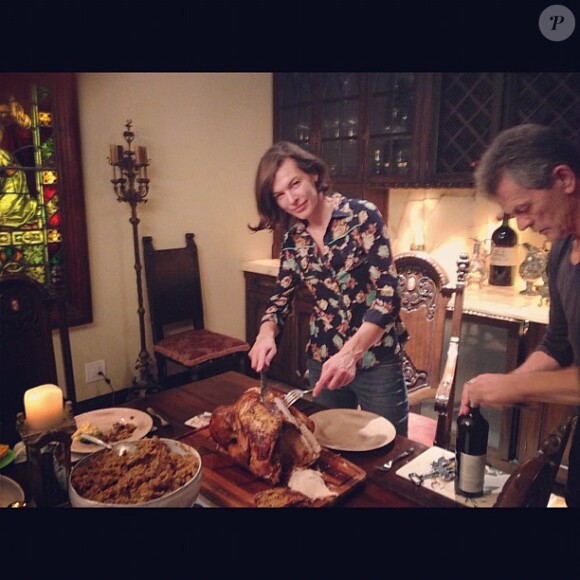 Milla Jovovich coupe la dinde pour Thanksgiving 2012.