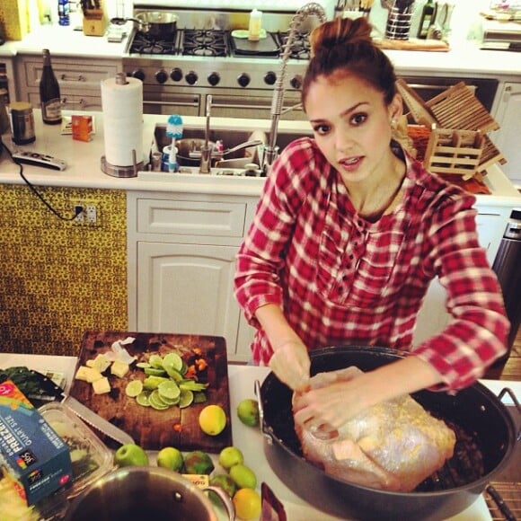 Jessica Alba prépare le déjeuner pour Thanksgiving 2012.