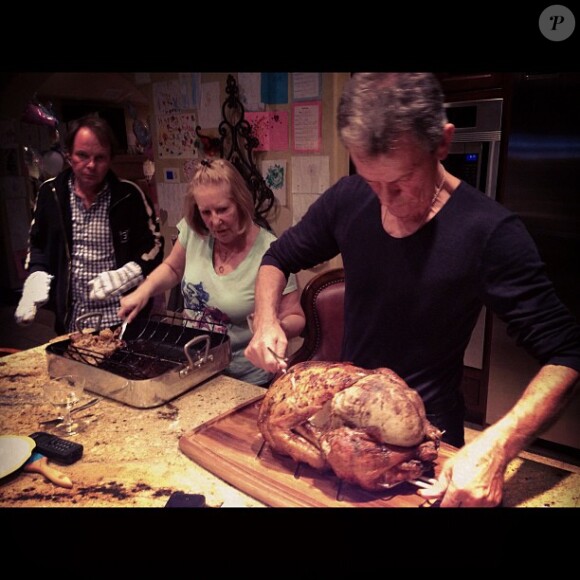 Milla Jovovich prend en photo ses plats de Thanksgiving 2012 et ses proches.