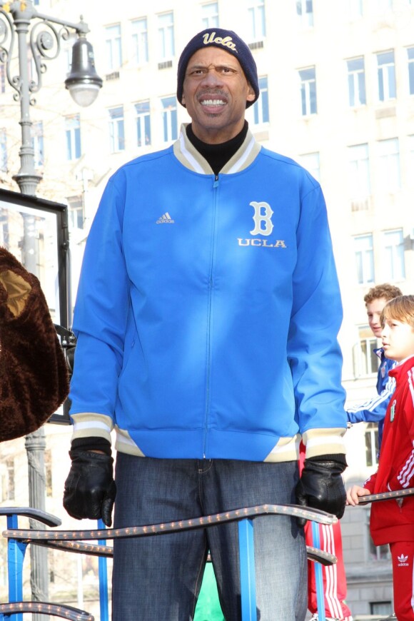 Kareem Abdul Jabbar a participé à la 86e parade annuelle de Thanksgiving organisée par les magasins  Macy's, le 22 novembre 2012 à New York.