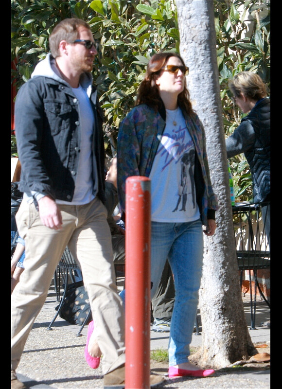 EXCLU : Drew Barrymore et son mari Will Kopelman se promènent en amoureux dans les rues de Santa Barbara, le 23 novembre 2012