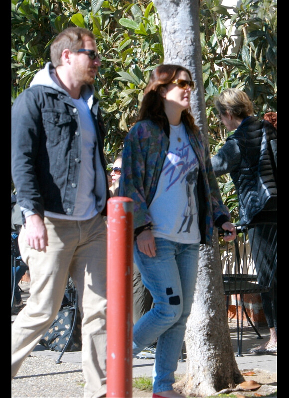 EXCLU : Drew Barrymore et son mari Will Kopelman, amoureux et complices, dans les rues de Santa Barbara, le 23 novembre 2012