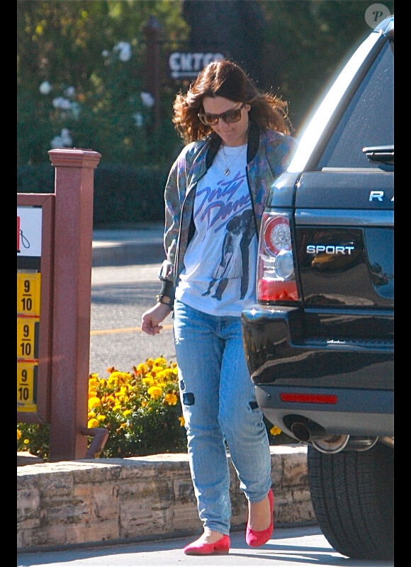 EXCLU : Drew Barrymore toujours aussi lookée mais épuisée dans les rues de Santa Barbara, le 23 novembre 2012
