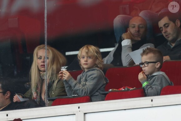 Helena Seger et ses deux fils Maximilian et Vincent assistent à la rencontre PSG - Troyes au Parc des Princes. Paris, le 24 novembre 2012.
