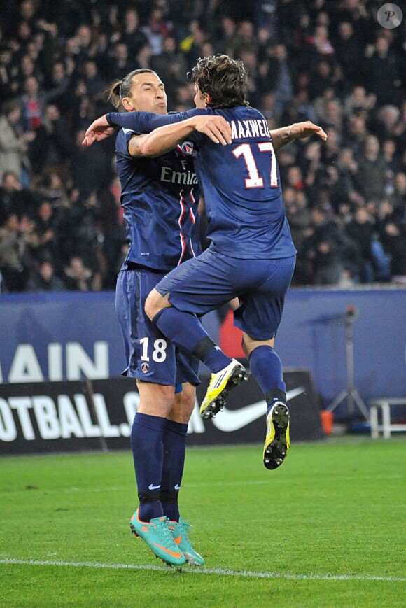 Zlatan Ibrahimovic et Maxwell, premier buteur de la rencontre PSG - Troyes, dessinent leur victoire sur la pelouse du Parc des Princes. Paris, le 24 novembre 2012.