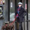 Anne Hathaway se balade avec son chien en laisse dans les rues de New York, le 24 novembre 2012.