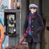 Anne Hathaway, discrète, se balade avec son chien dans les rues de New York, le 24 novembre 2012.