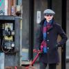 Anne Hathaway, incognito et classe, se balade avec son chien dans les rues de New York, le 24 novembre 2012