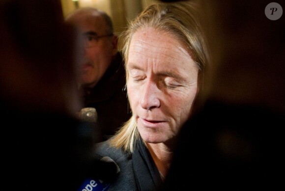 Isabelle Demongeot répond aux journalistes à l'issue du procès de Régis de Camaret, condamné à huit ans de prison par les assises du Rhône le 23 novembre 2012