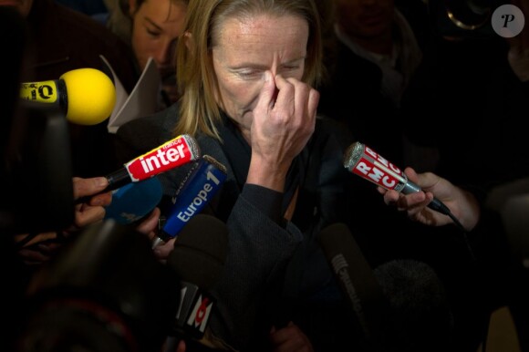 Isabelle Demongeot répond aux journalistes à l'issue du procès de Régis de Camaret, condamné à huit ans de prison par les assises du Rhône le 23 novembre 2012