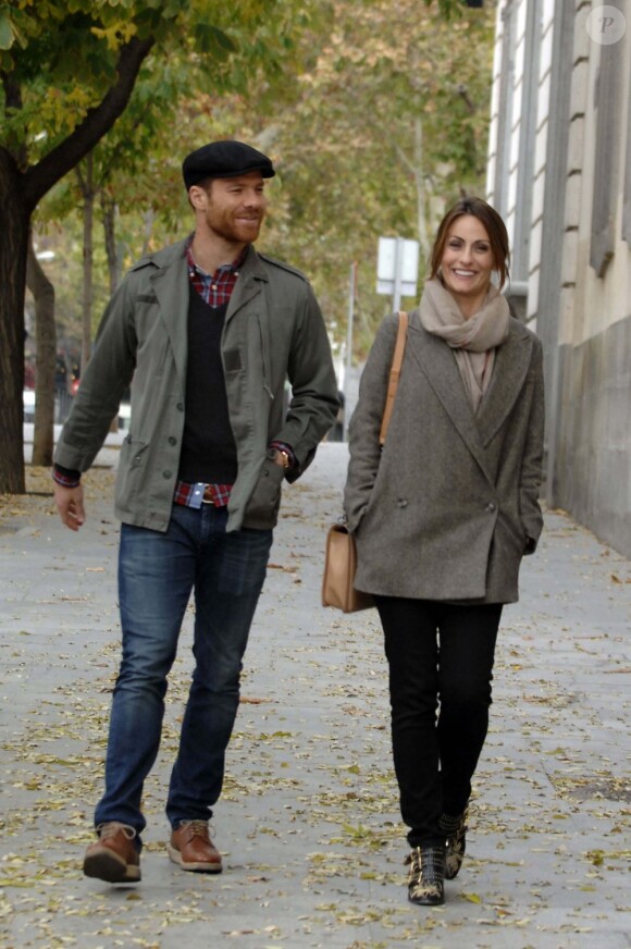 Xabi Alonso et sa femme Nagore le jour de ses 31 ans le 25 novembre 2012 dans les rues de Madrid