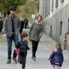 Xabi Alonso fêtait ses 31 ans avec sa femme Nagore et ses enfants Jontxu et Ane le 25 novembre 2012 dans les rues de Madrid