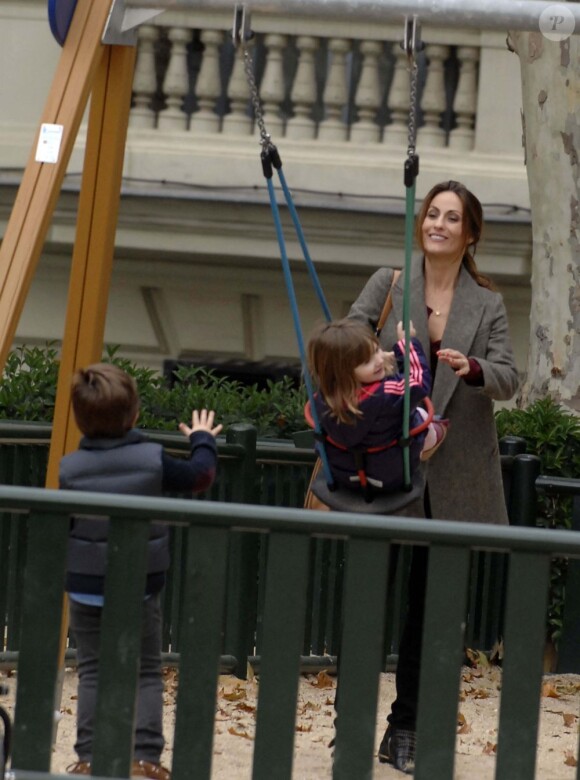 Xabi Alonso fêtait ses 31 ans avec sa femme Nagore et ses enfants Jontxu et Ane le 25 novembre 2012 dans les rues de Madrid