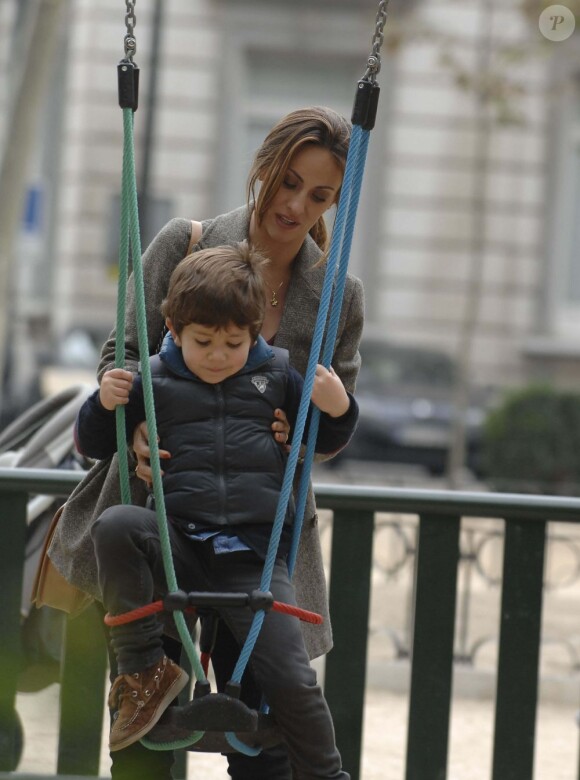 Xabi Alonso fêtait ses 31 ans avec sa femme Nagore et ses enfants Jontxu et Ane le 25 novembre 2012 dans les rues de Madrid