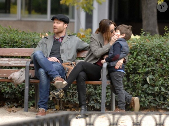 Xabi Alonso fêtait ses 31 ans avec sa femme Nagore et ses enfants Jontxu et Ane le 25 novembre 2012 dans les rues de Madrid