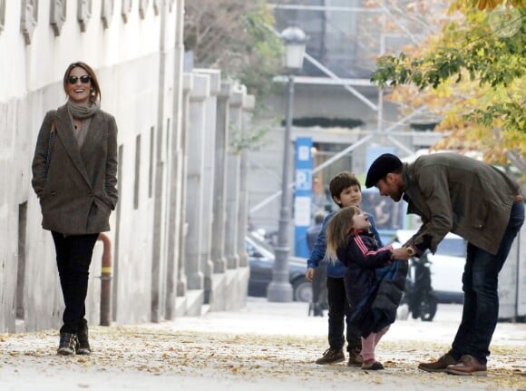 Xabi Alonso fêtait ses 31 ans avec sa femme Nagore et ses enfants Jontxu et Ane le 25 novembre 2012 dans les rues de Madrid