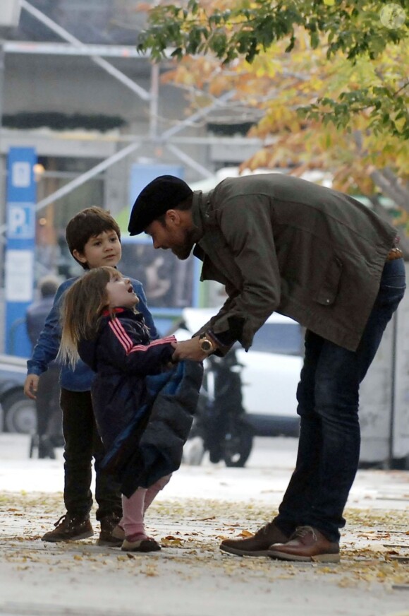 Xabi Alonso et ses adorables enfants Jontxu et Ane le 25 novembre 2012 dans les rues de Madrid
