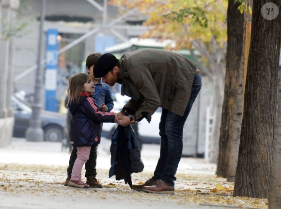 Xabi Alonso fêtait ses 31 ans avec sa femme Nagore et ses enfants Jontxu et Ane le 25 novembre 2012 dans les rues de Madrid