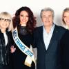 Delphine Wespiser et Sylvie Tellier auprès de Mireille Darc et Alain Delon, pour Miss France 2013, le 8 décembre 2012 sur TF1
