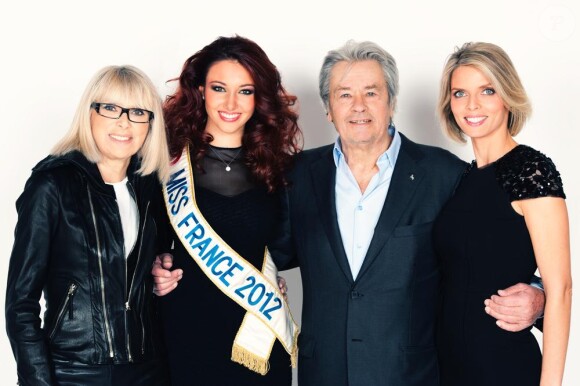 Delphine Wespiser et Sylvie Tellier auprès de Mireille Darc et Alain Delon, pour Miss France 2013, le 8 décembre 2012 sur TF1