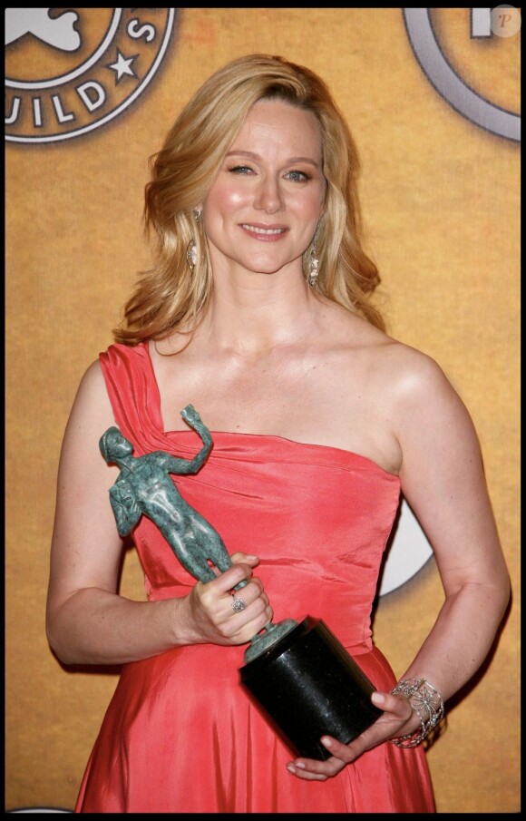 Laura Linney remporte un Screen Actors Guild Award à Los Angeles en janvier 2009.