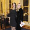 La ministre de la Culture Aurélie Filippetti a remis à  Emmanuelle Béart les insignes d' officier dans l'ordre des Arts et des Lettres le 27 novembre 2012