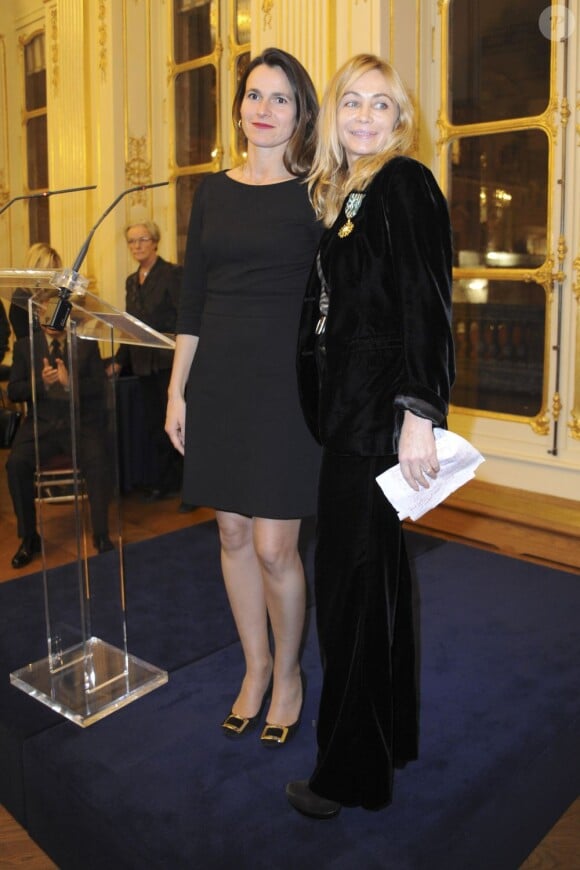 La ministre de la Culture Aurélie Filippetti a remis à  Emmanuelle Béart les insignes d' officier dans l'ordre des Arts et des Lettres le 27 novembre 2012