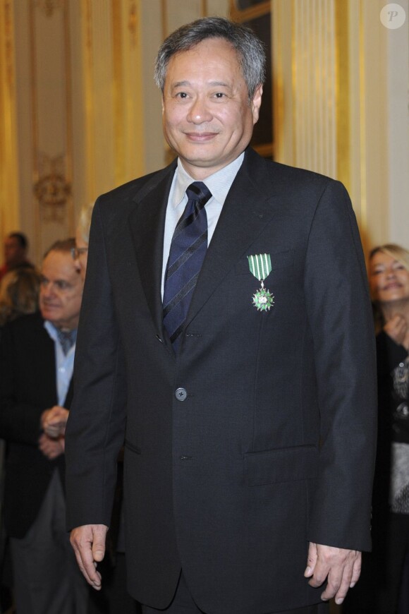 La ministre de la Culture Aurélie Filippetti a remis à Ang Lee les insignes de chevalier dans l'ordre des Arts et des Lettres le 27 novembre 2012