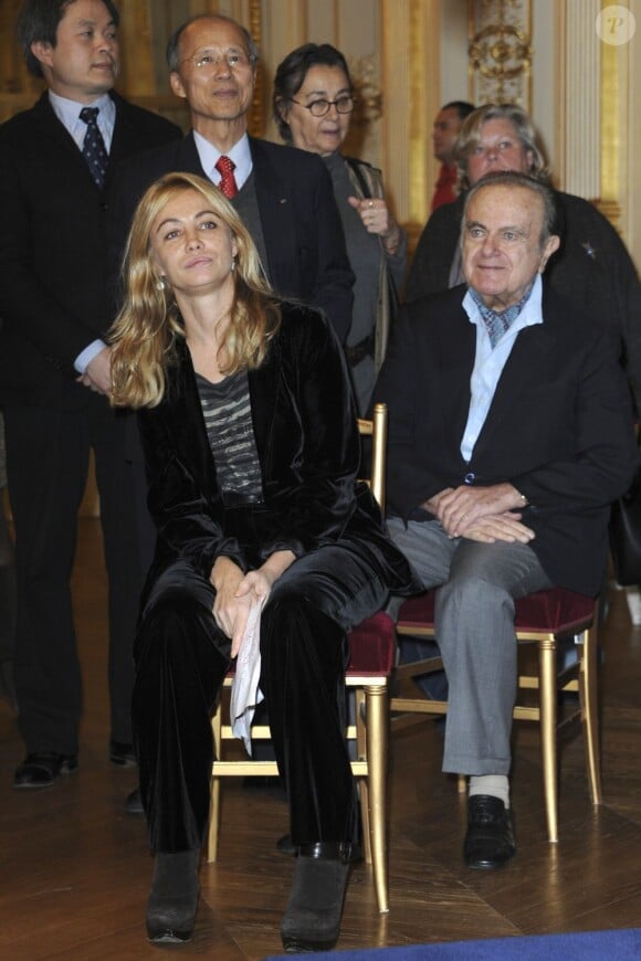 Emmanuelle Béart a été honorée en présence de son père par la ministre de la Culture Aurélie Filippetti qui lui a remis les insignes d'officier dans l'ordre des Arts et des Lettres le 27 novembre 2012