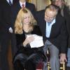 Emmanuelle Béart et son père Guy Béart, lorsque la ministre de la Culture Aurélie Filippetti lui a remis les insignes d'officier dans l'ordre des Arts et des Lettres le 27 novembre 2012