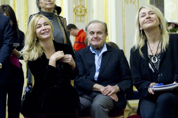 Emmanuelle Béart avec son père Guy Béart, lorsqu'elle a été décorée par la ministre de la Culture des insignes d'officier dans l'ordre des Arts et des Lettres le 27 novembre 2012