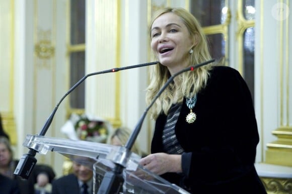 Emmanuelle Béart fait son discours après avoir reçu les insignes d'officier dans l'ordre des Arts et des Lettres le 27 novembre 2012 à Paris