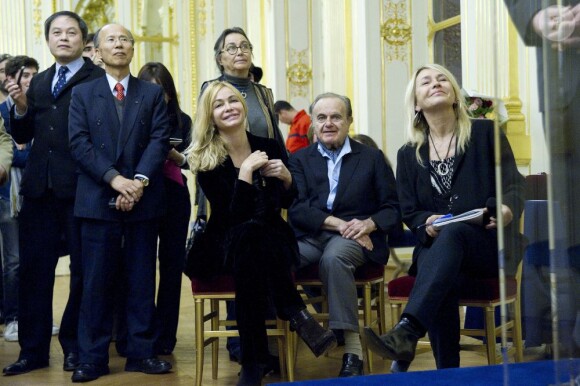 La ministre de la Culture Aurélie Filippetti a remis à Emmanuelle Béart, accompagnée de son père Guy Béart, les insignes d'officier dans l'ordre des Arts et des Lettres le 27 novembre 2012