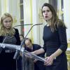 La ministre de la Culture Aurélie Filippetti a remis à Emmanuelle Béart les insignes d'officier dans l'ordre des Arts et des Lettres le 27 novembre 2012