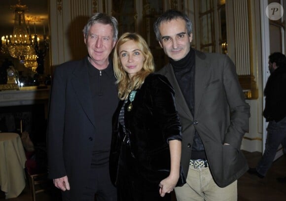 Emmanuelle Béart, Olivier Assayas et Régis Wargnier lorsque l'actrice a reçu les insignes d'officier dans l'ordre des Arts et des Lettres le 27 novembre 2012