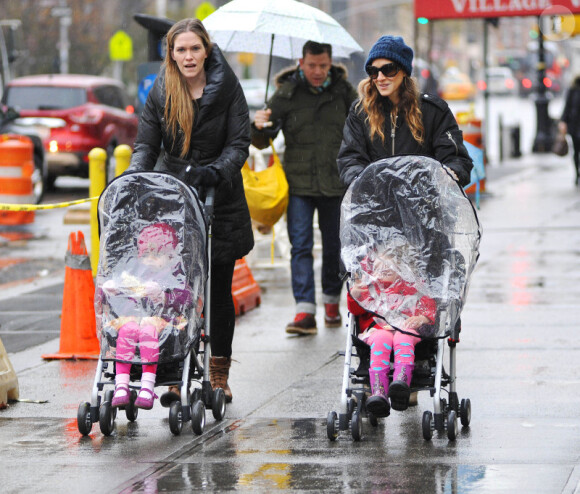 Sarah Jessica Parker emmène ses enfants, Marion et Tabitha l'école à New York le 27 Novembre 2012.