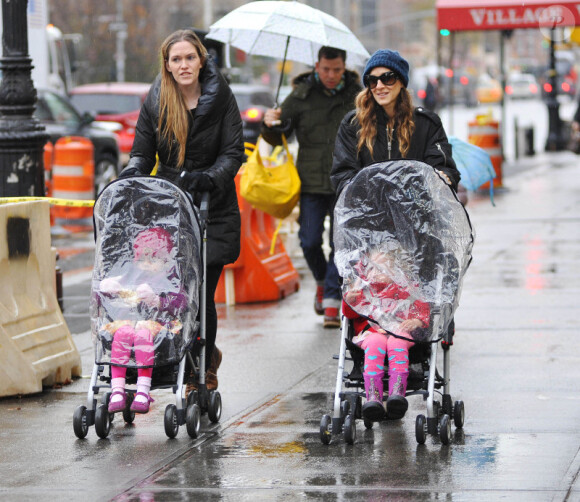 Sarah Jessica Parker emmène ses filles  Marion et Tabitha à l'école à New York le 27 Novembre 2012.