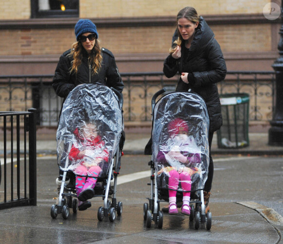 Sarah Jessica Parker et sa nounou, emmènent Marion et Tabitha à l'école à New York le 27 Novembre 2012.