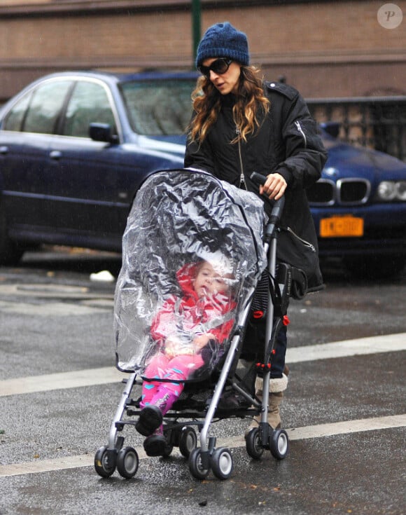 Sarah Jessica Parker emmène ses enfants, Marion, Tabitha et James à l'école à New York le 27 Novembre 2012.