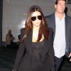 Kim Kardashian cachée derrière des lunettes à l'aéroport de Fort Lauderdale près de Miami. Le 27 novembre 2012