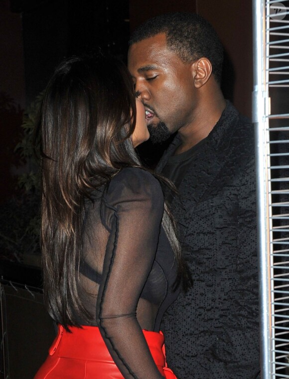 Kim Kardashian et Kanye West s'accordent une pause tendresse devant les photographes