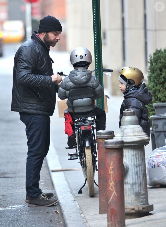 Liev Schreiber ramènent ses fils Alexander et Samuel de leur école à New York le 29 novembre 2012.