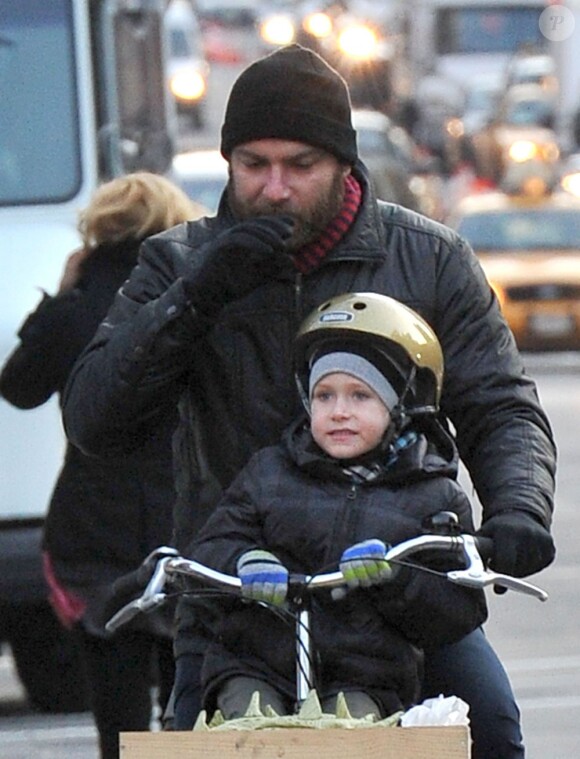 Liev Schreiber ramène ses fils Alexander et Samuel, à velo, de leur école à New York le 29 novembre 2012.
