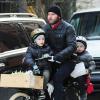 Liev Schreiber avec ses fils Alexander et Samuel reviennent de leur école à New York le 29 novembre 2012.
