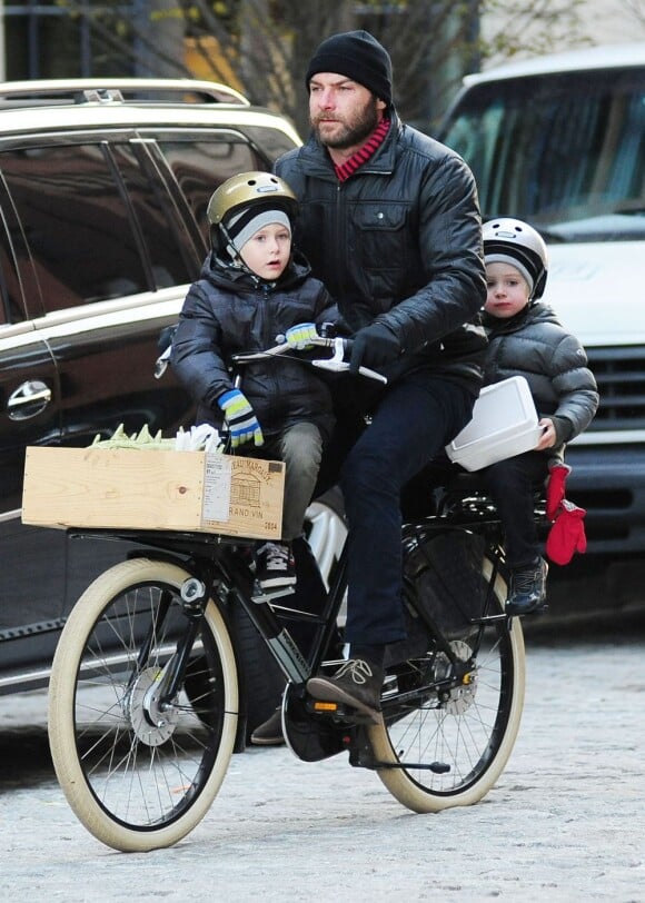 Liev Schreiber avec ses fils Alexander et Samuel reviennent de leur école à New York le 29 novembre 2012.