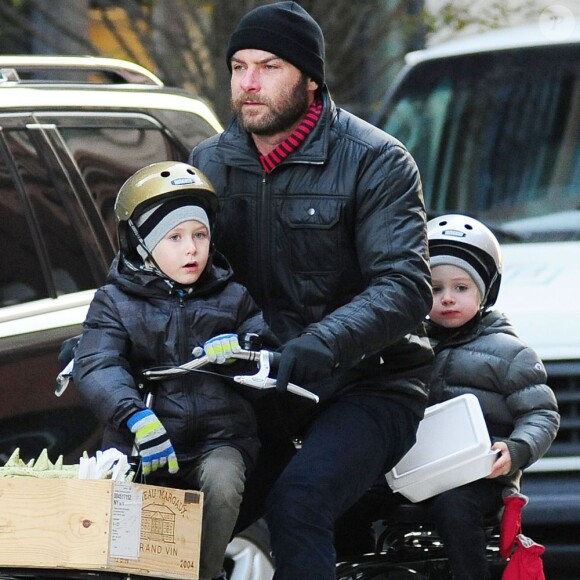 Liev Schreiber ramène ses fils Alexander et Samuel de leur école dans les rues New York le 29 novembre 2012.