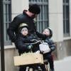Liev Schreiber ramène ses adorables fils Alexander et Samuel de leur école à New York le 29 novembre 2012.
